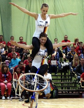 Anne Bantle (oben) und Jennifer Kühne holten EM-Gold im 2er Kunstfahren der Juniorinnen. Foto: Wilfried Schwarz
