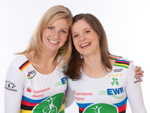 Sie haben das Rad an den berühmten Nagel gehängt: Katrin Schultheis (links) und Sandra Sprinkmeier Foto: www.schultheis-sprinkmeier.de