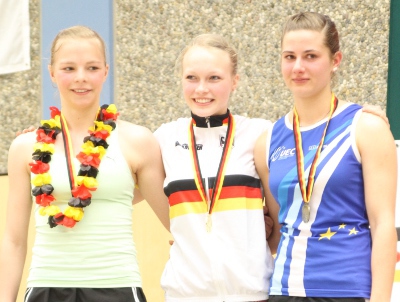 Lara Füller (Mitte) freut sich über ihren DM-Titel im 1er vor Mattea Eckstein (li.) und Lena Günther. Foto: Wilfried Schwarz