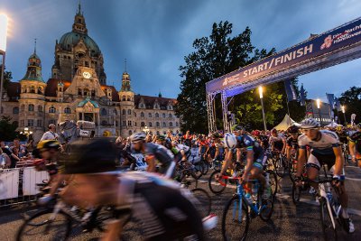 Vorm Rathaus in Hannover rollen 2017 an  zwei Tagen die Räder. Foto:  Christopher Busch