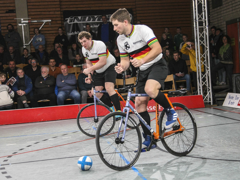 Der RMC Stein mit Bernd (re.) und Gerhard Mlady gewann den Radball-Weltcup in Ginsheim. Foto: Archiv/Mareike Engelbrecht