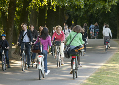 Radeln auf der Promenade: Münster ist Deutschlands Fahrradhauptstadt Nummer eins. Die Menschen legen mehr als 40 Prozent ihrer Wege mit dem Fahrrad zurück - damit liegt die Westfalenmetropole auch europaweit an der Spitze. Foto: Presseamt Stadt Münster