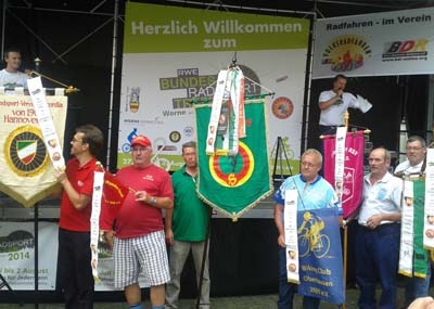 Zum Abschluss des Bundes-Radsport-Treffens in Werne präsentierte sich auf dem Kirchplatz auch die Ehrengilde des Bundes Deutscher Radfahrer (BDR). Foto: rad-net.de