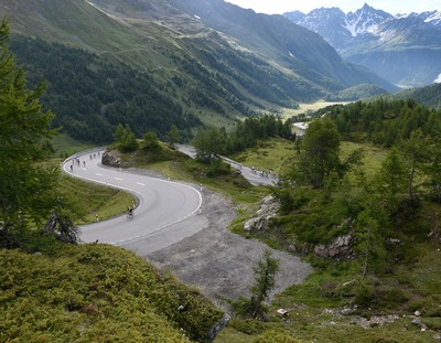 Der Engadin Radmarathon, hier Teilnehmer im Anstieg zum Berninapass, ist die größte Veranstaltung im Alpencup. Foto: Uwe Geissler / TOUR