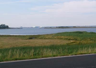 Die Wismarer Bucht in der Anfahrt auf die Insel Poel gehört zur Strecke des Ostseeradmarathons zum Auftakt des Bundes-Radsport-Treffens am 26. Juli 2015. Im Hintergrund ist die Hansestadt Wismar zu sehen. Foto: Veranstalter