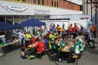 Bei der «Aprestour» können sich die Teilnehmer der 36. Hellweg-Tour Unna auf Kuchen, Bratwürstchen & Co. freuen. Foto: RSV Unna