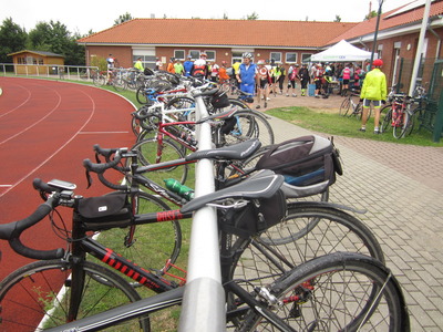 Am Start und Ziel in Boltehagen verweilen die Breitenradsportler nach den Touren gerne noch kurz. Foto: Bernd Schmid