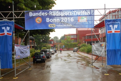 Regen begrüßte die Breitenradsportler am Samstag in Bonn, in den nächsten Tagen soll es aber besser werden. Foto: Bernd Schmidt