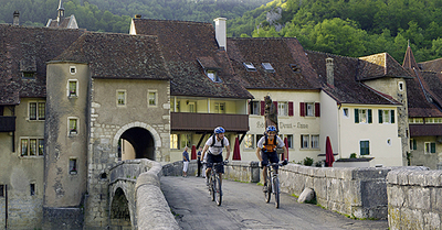 Biker unterwegs im Schweizer Jura. Foto: SchweizMobil