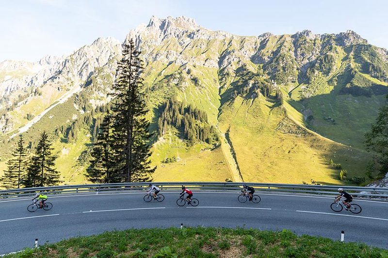 Traumhafte Kulisse: Der Arlberg Giro führt über den gleichnamigen Pass und die Silvretta-Hochalpenstraße. Foto: Dominik Kiss