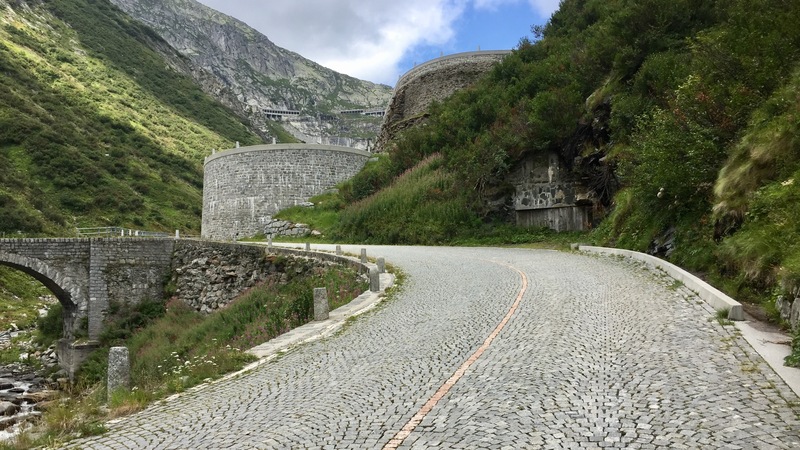 Die «Tremola», der Kopfsteinpflaster-Strecke von Airolo auf den Gotthardpass, ist legendär und regelmässig auch Schauplatz von Etappen der Tour de Suisse. Foto: Stefan Schwenke